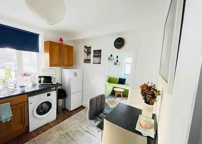 Lovely 1 Bedroom Flat+Living Room With A Sofa Bed